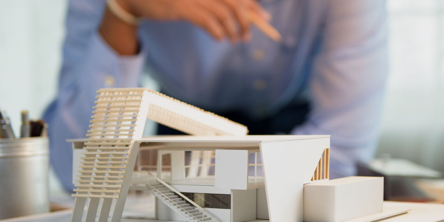 Estudiante de arquitectura aprendiendo a usar Revit con ayuda BIM