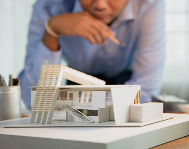 Estudiante de arquitectura aprendiendo a usar Revit con ayuda BIM