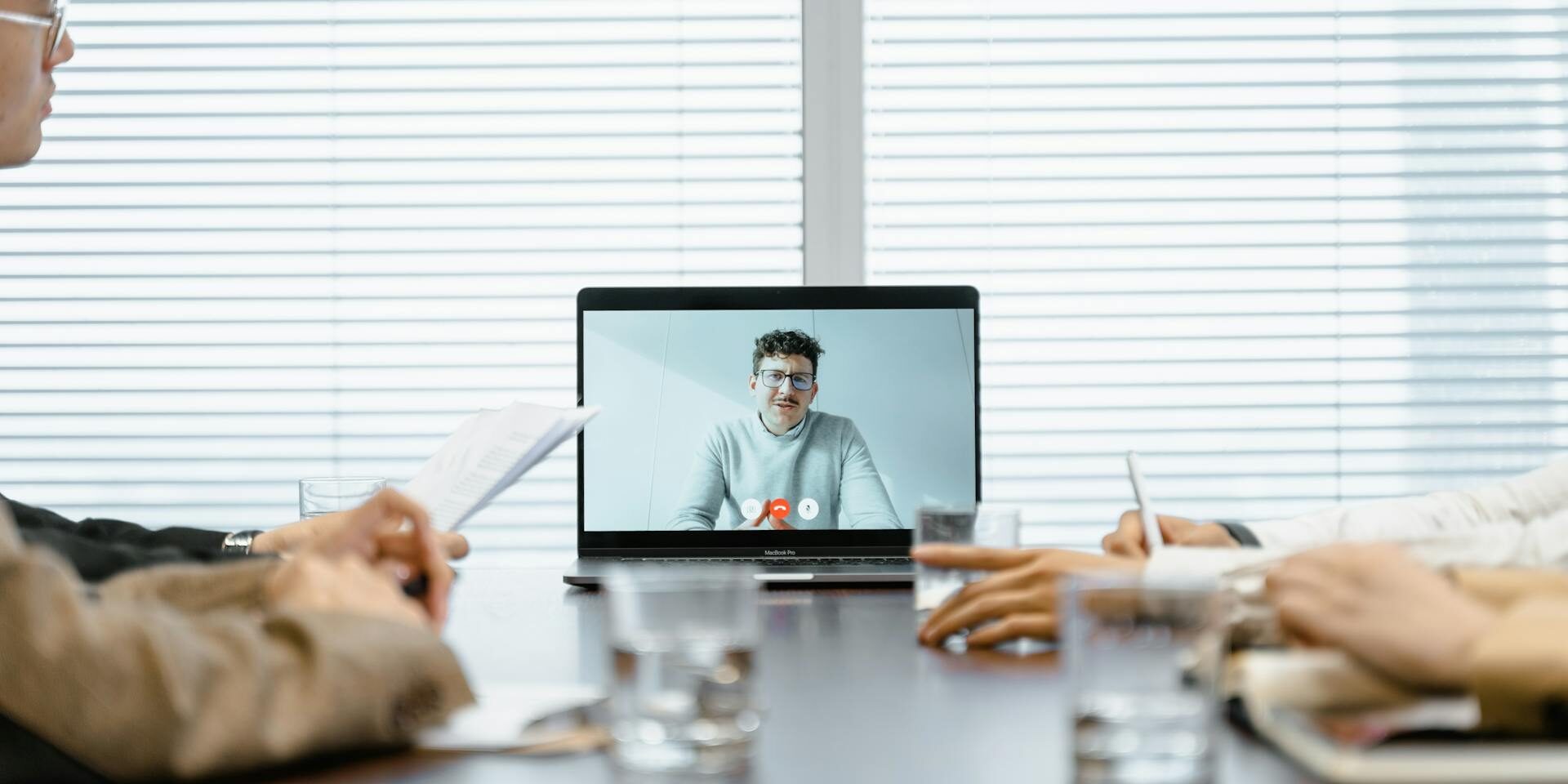 Coordinador BIM revisando modelo con colaboradores remotos en videollamada